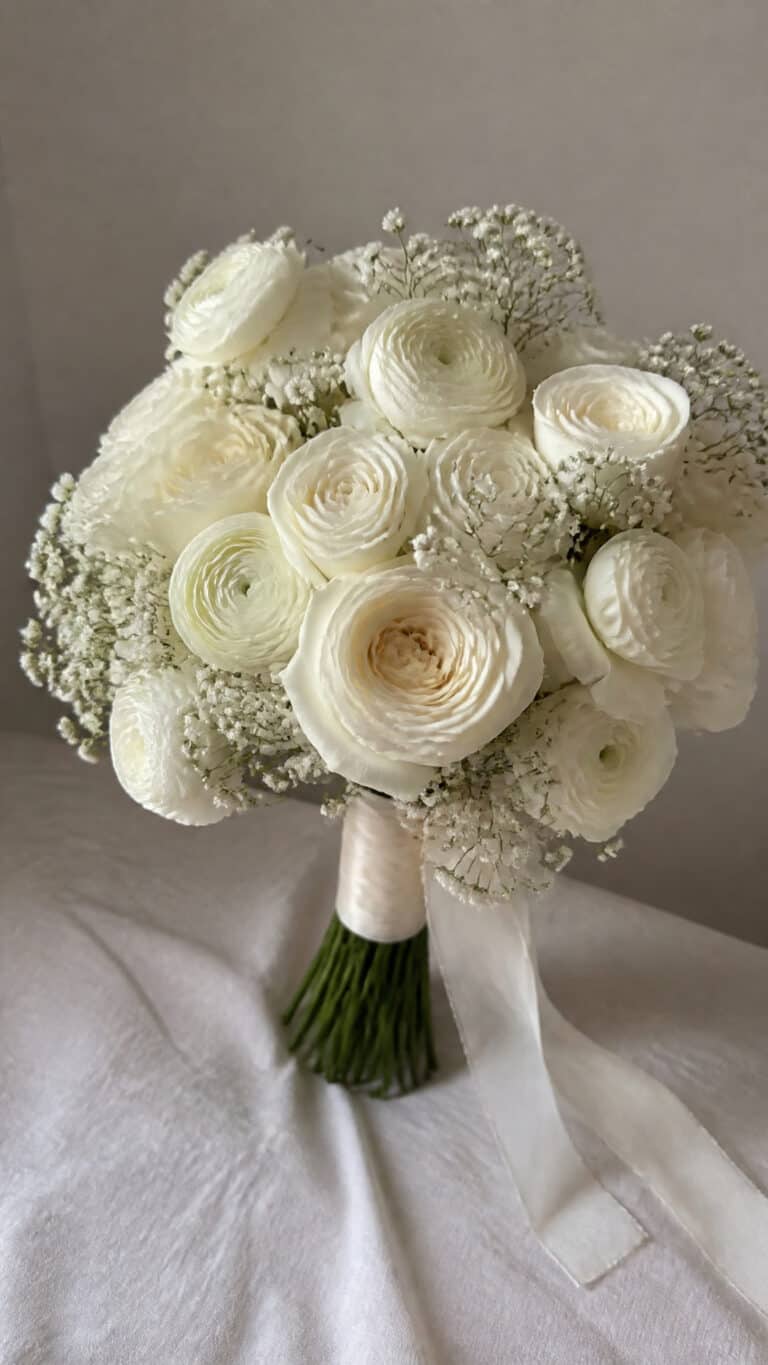 Classic All-White Bouquets That Never Go Out of Style