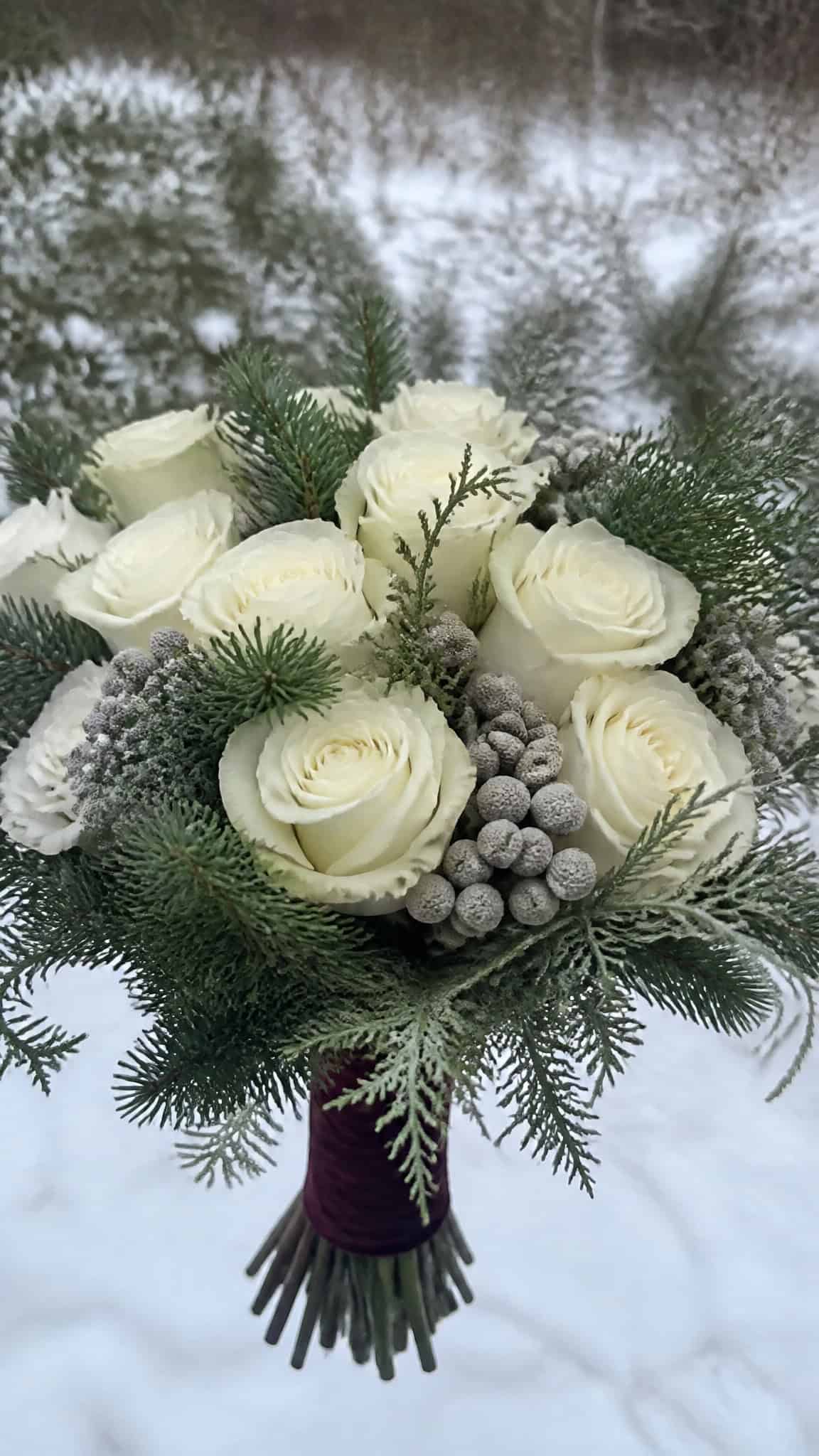 9 Winter Wedding Flowers Bouquets for a Beautiful Cold-Weather Bride